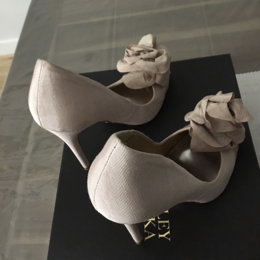 Badgley Mischka nude shoes size 6
